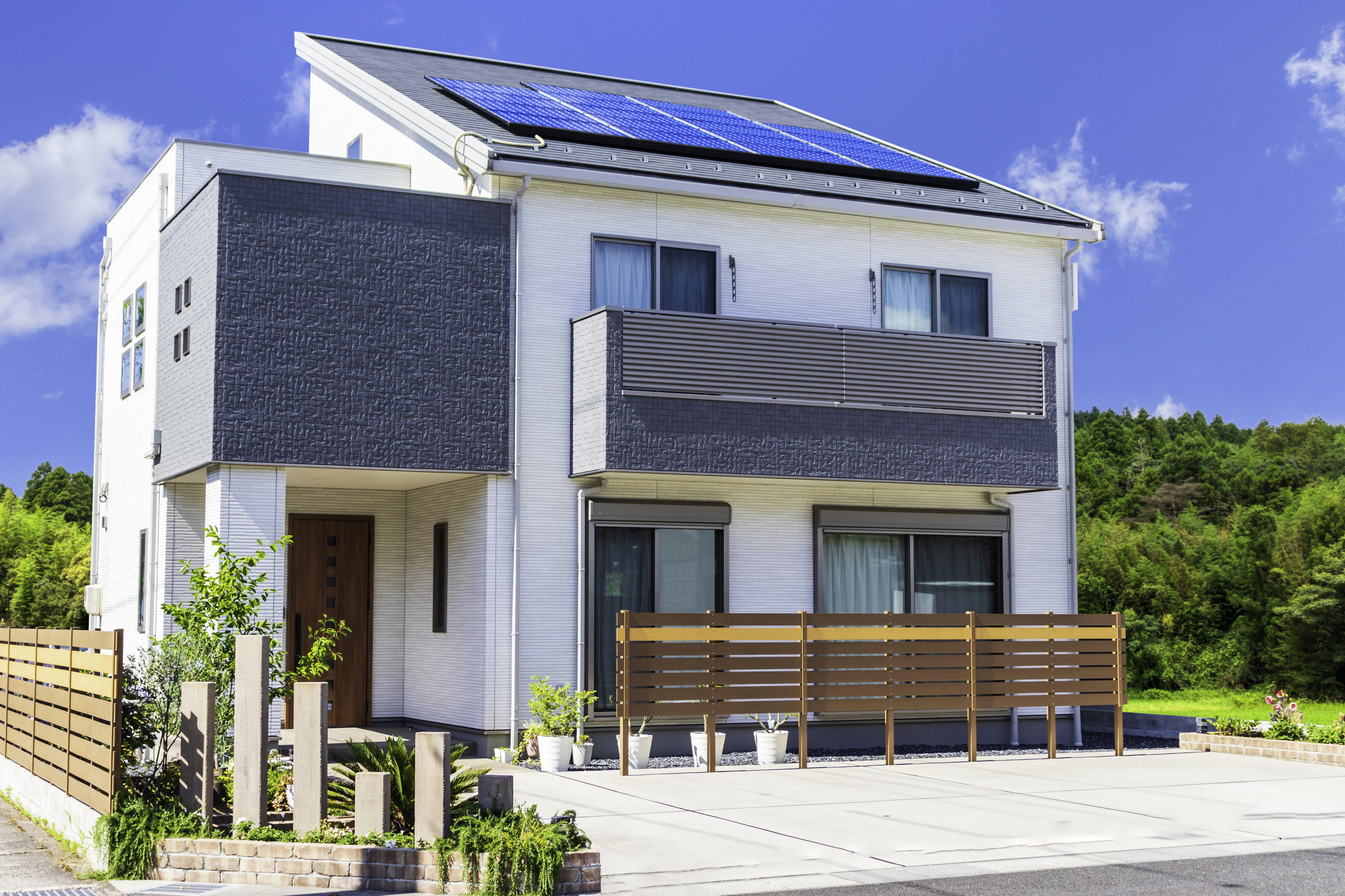 太陽光パネルとベランダのあるエコ住宅
