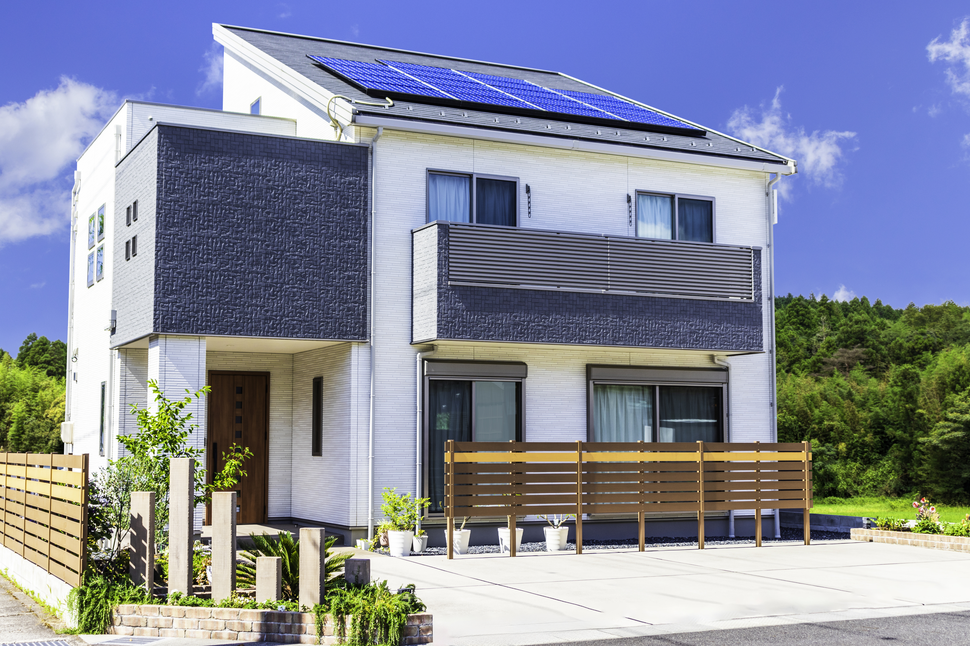 太陽光パネルとベランダのあるエコ住宅