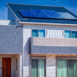 エコ住宅と青空