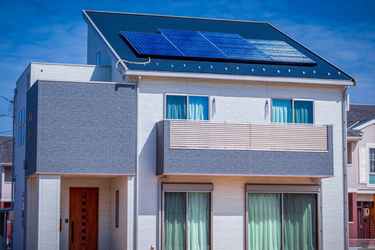 エコ住宅と青空