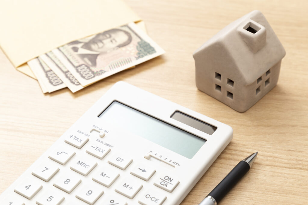 住宅模型とお金と電卓