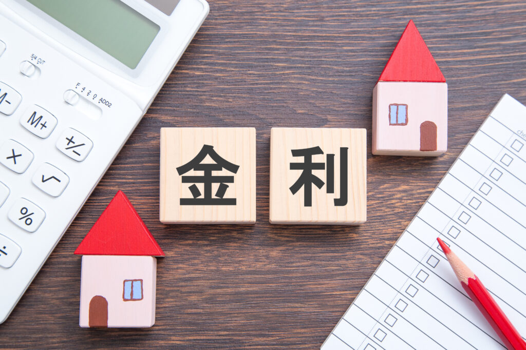 金利（住宅と電卓とチェックリスト）