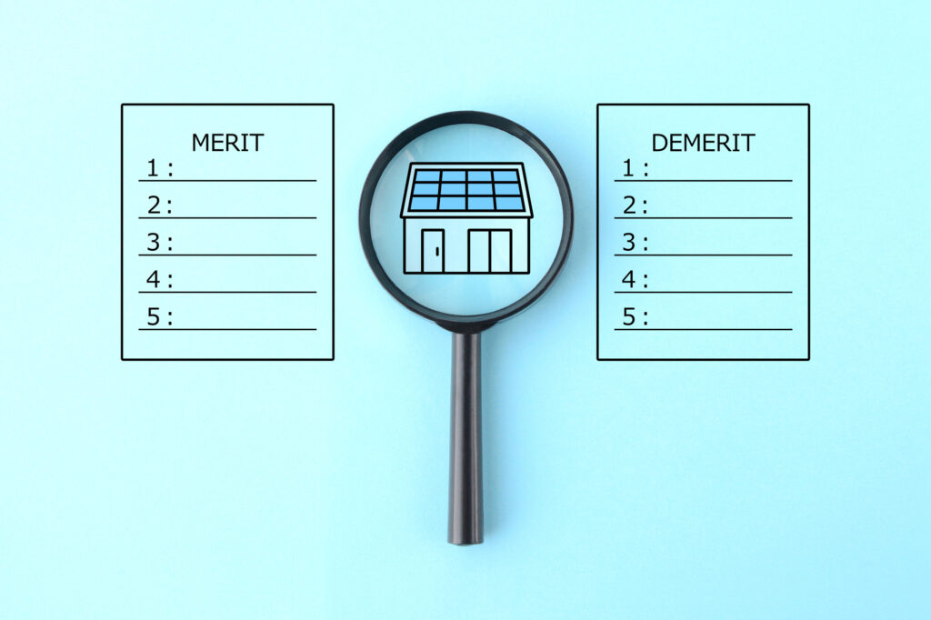 住宅に太陽光パネルを搭載するメリットとデメリットを虫眼鏡で調べるイメージ