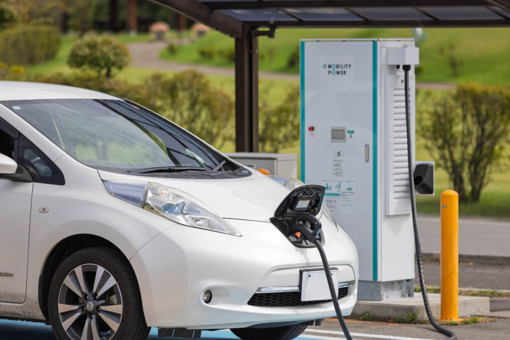 充電ステーションで充電中の電気自動車