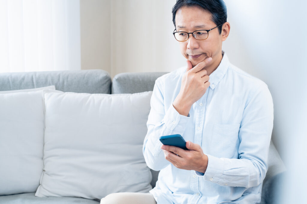 スマホを使う中高年男性