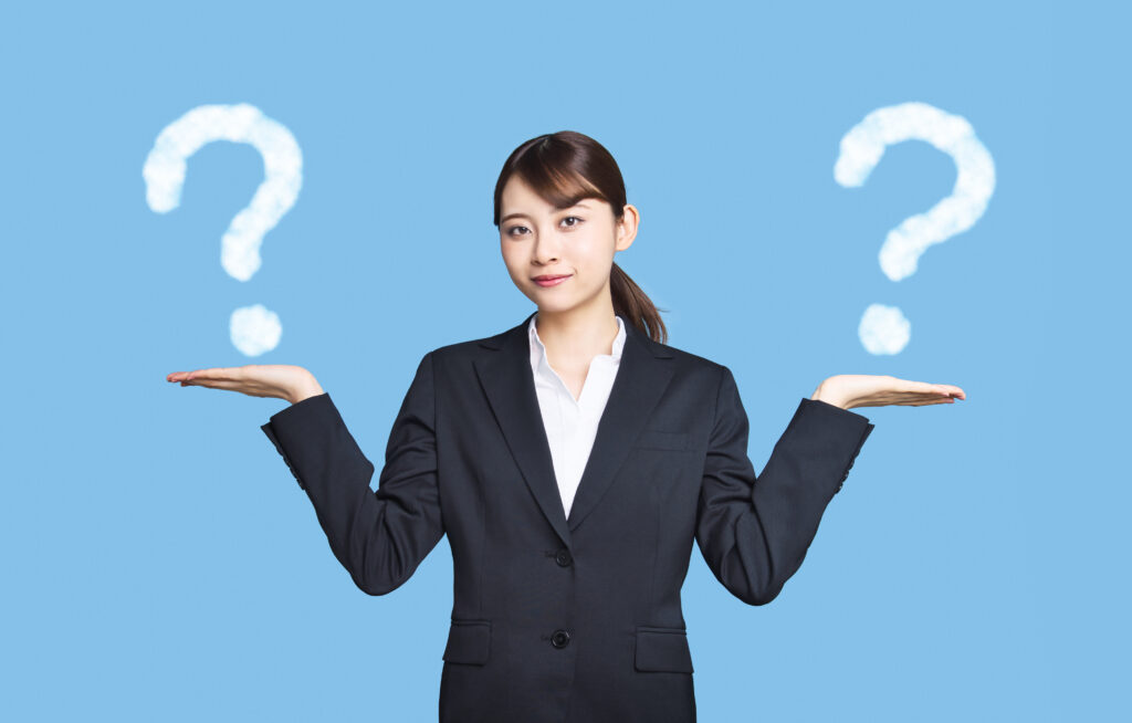 比較する女性