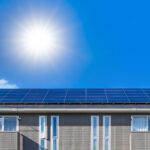 屋根に設置された太陽光発電用ソーラーパネル
