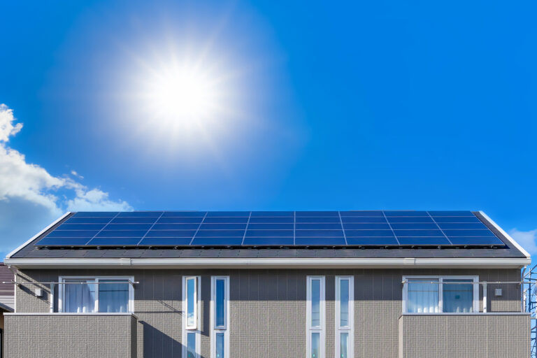 屋根に設置された太陽光発電用ソーラーパネル