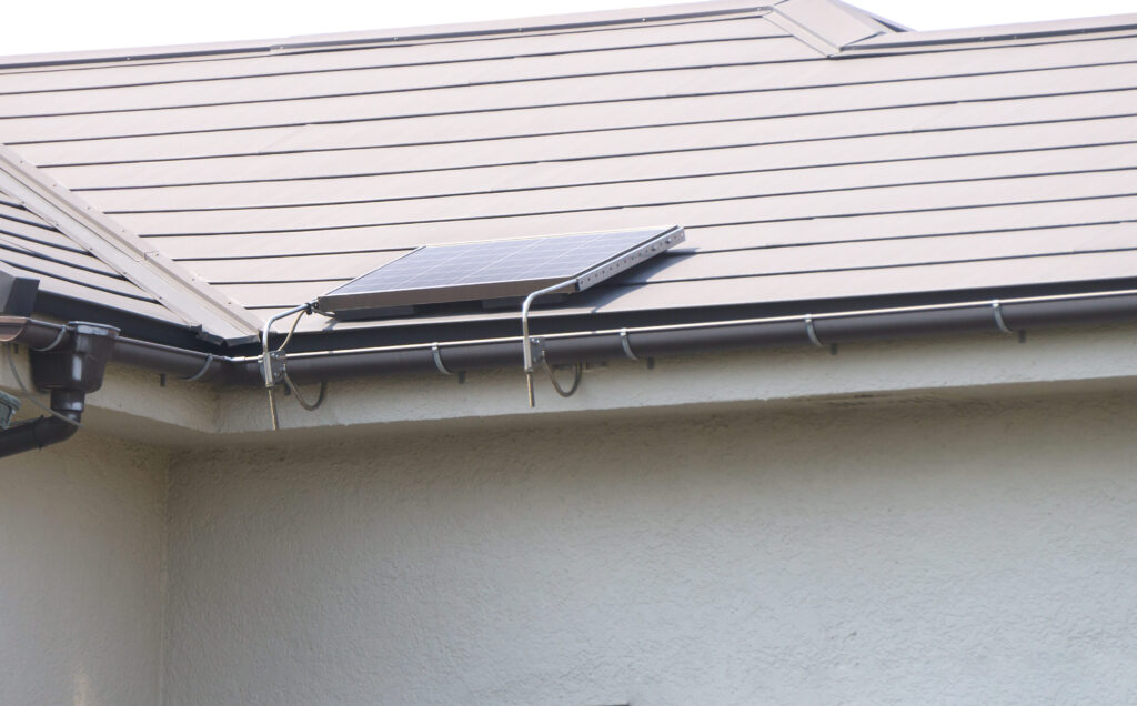 屋上に設置されたコンパクトソーラーパネル