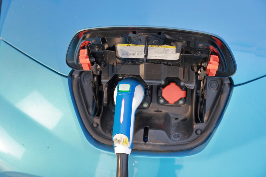 充電中の電気自動車