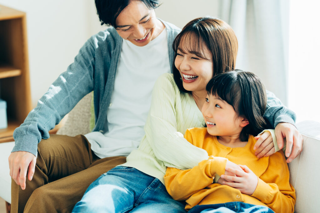 リビングでくつろぐ若い家族