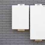 壁に設置された蓄電池設備とパワコン