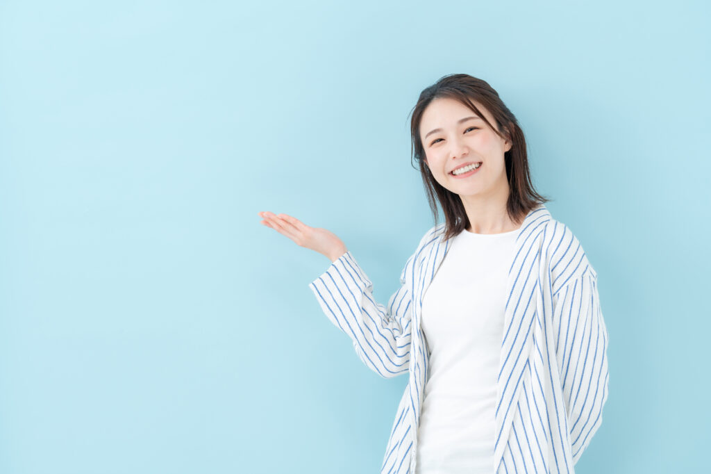 手かざす女性