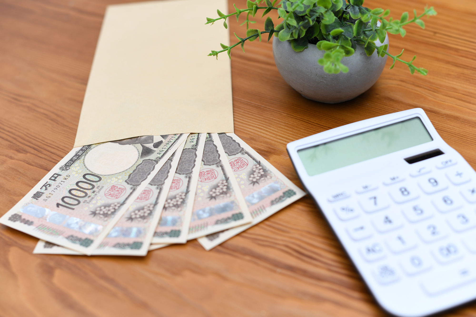新紙幣の一万円札の日本銀行券と電卓