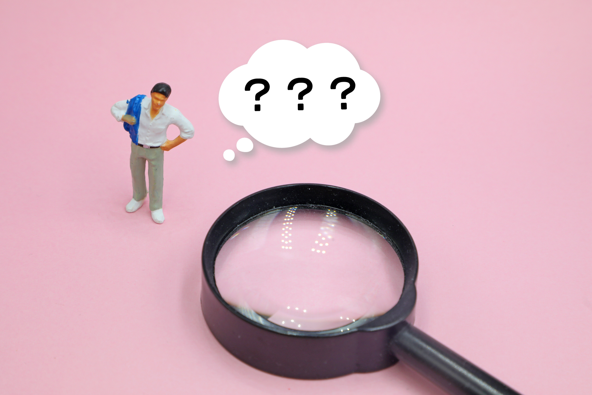 疑問を持つ人と虫眼鏡