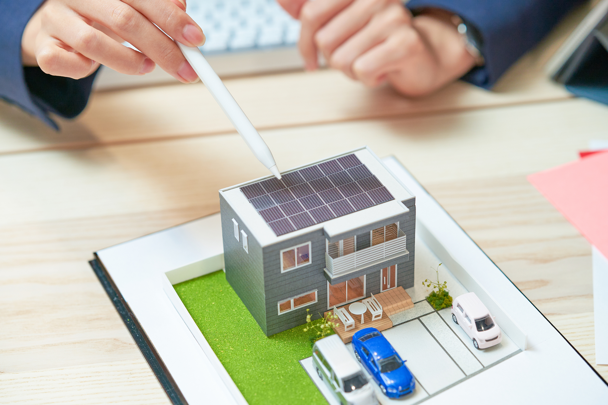 屋上に太陽光パネルを備えた住宅の模型