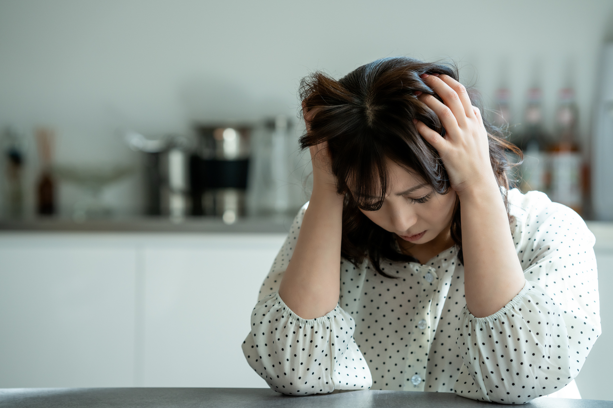 悩む女性