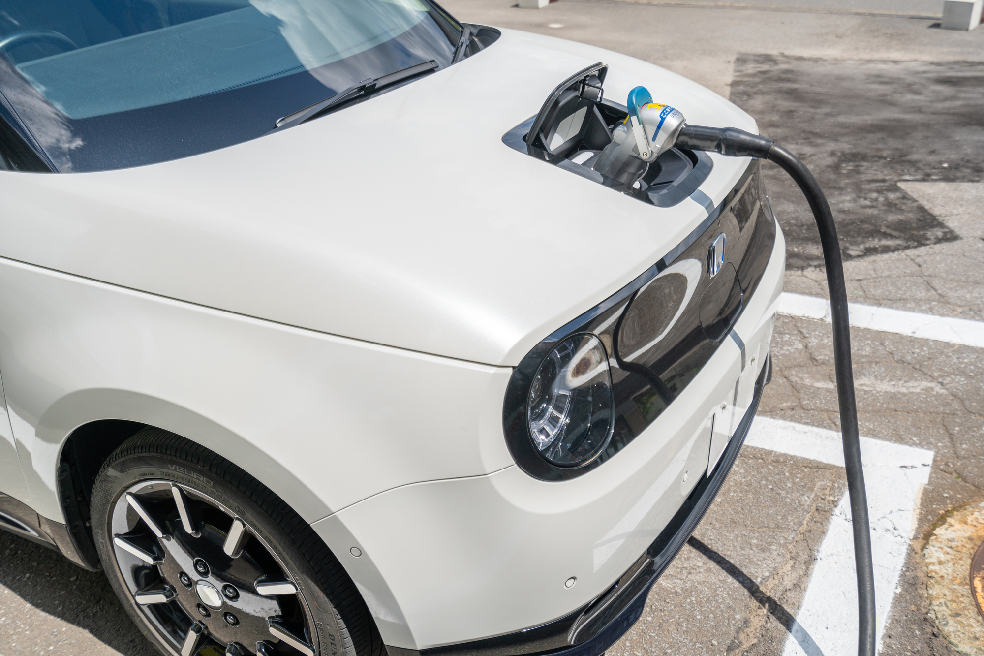 電気自動車を充電している様子