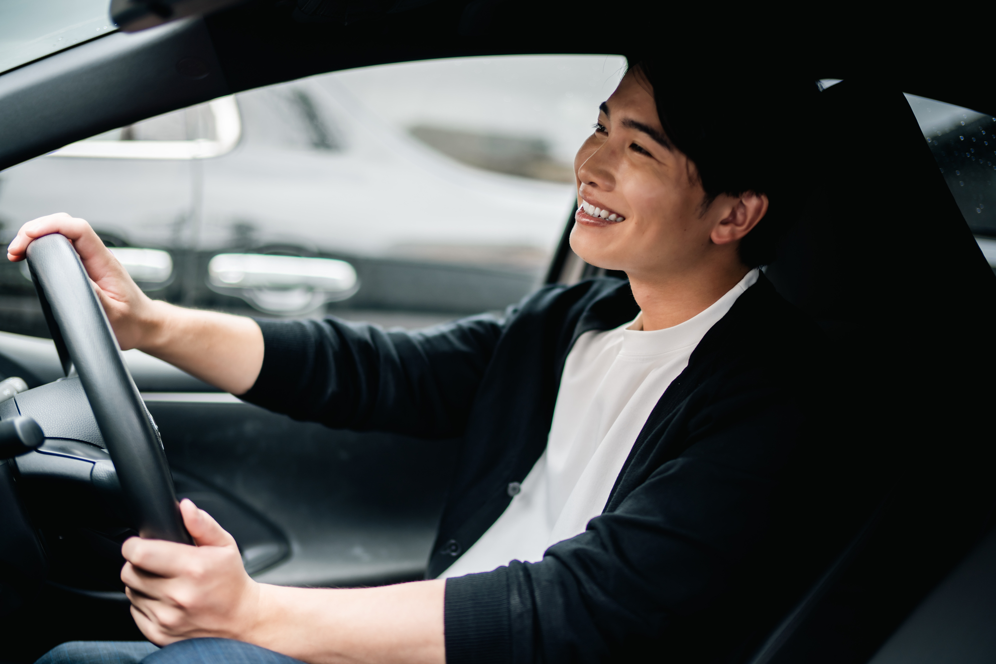 笑顔で運転している様子