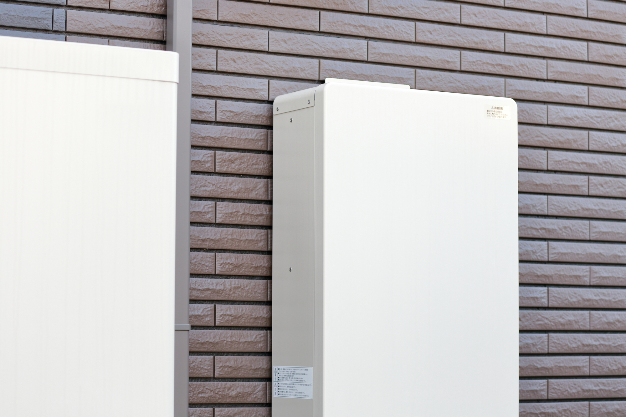 住宅の壁に設置した蓄電池
