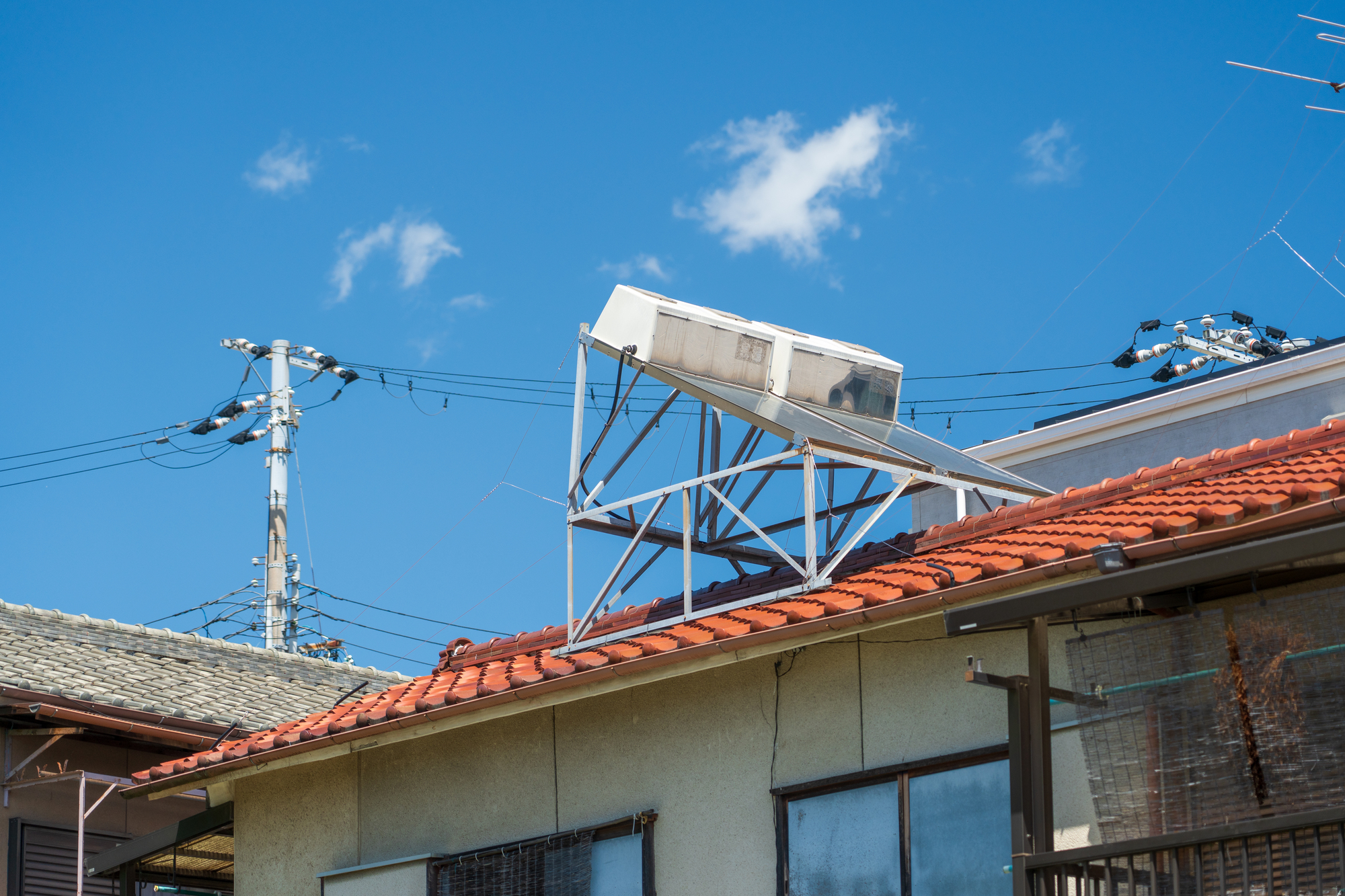 屋根の上に太陽光温水器を設置した様子・天気は晴れている
