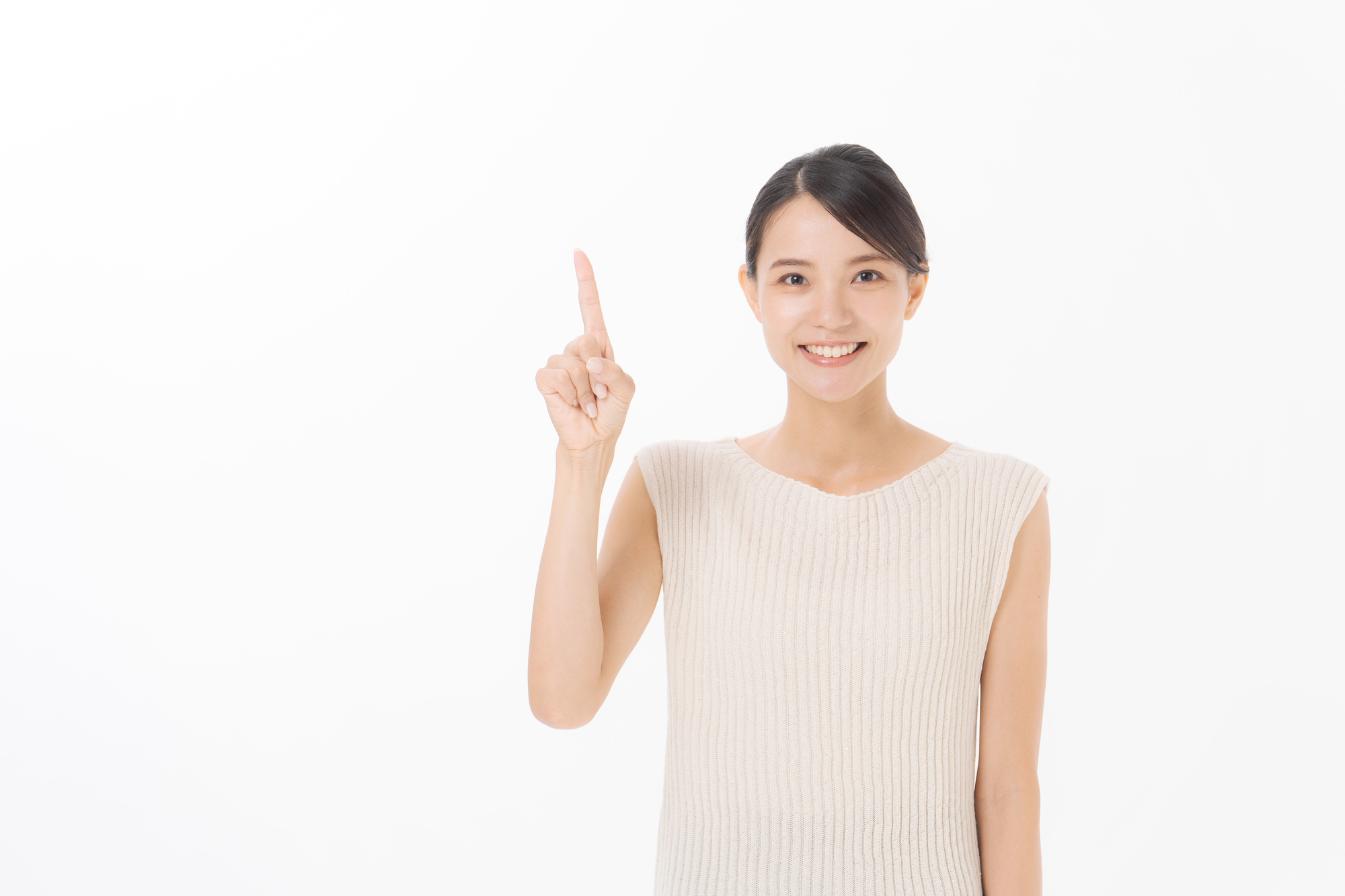 指差しをする笑顔の女性