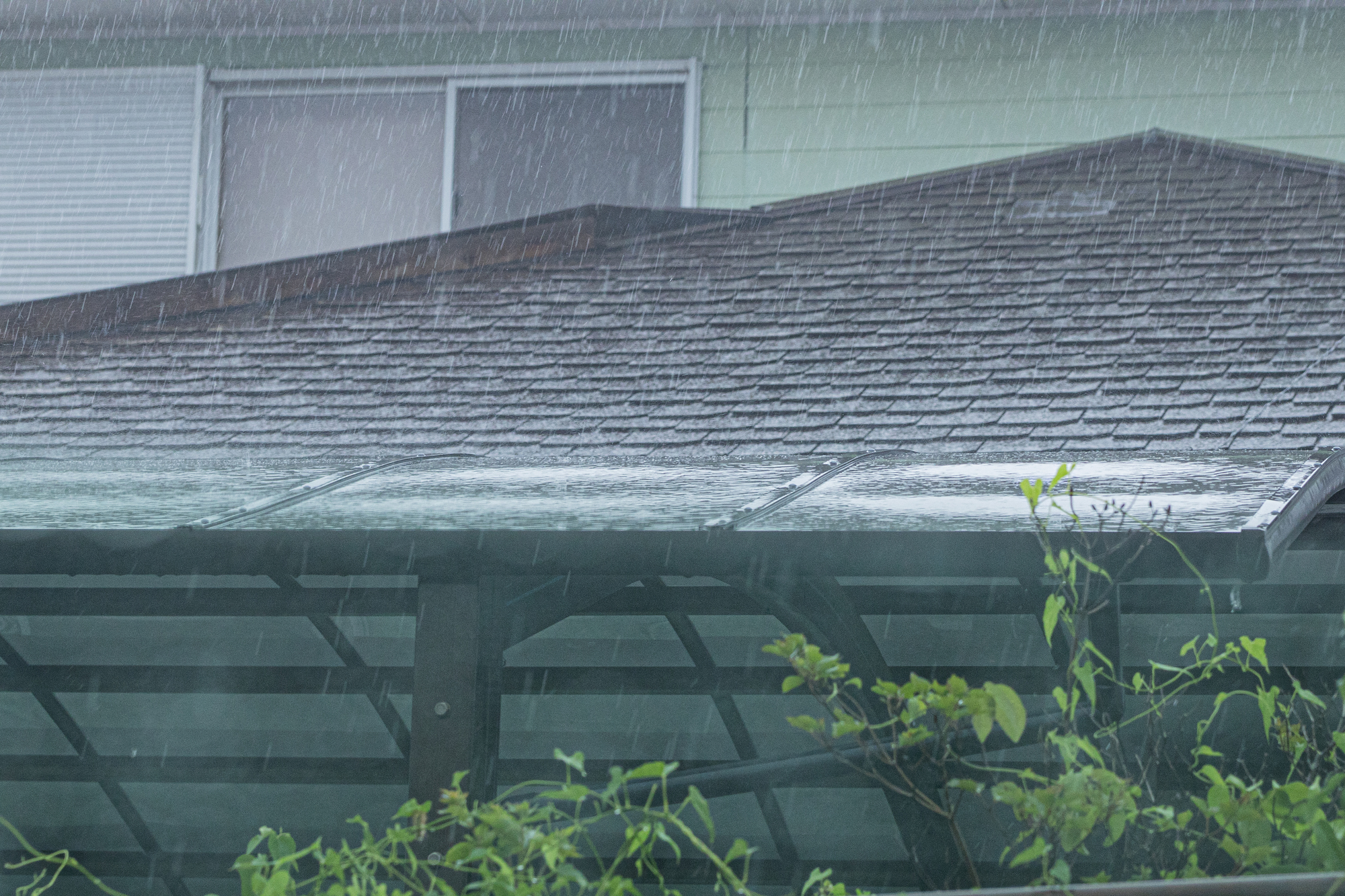 大雨が降って濡れている屋根の様子