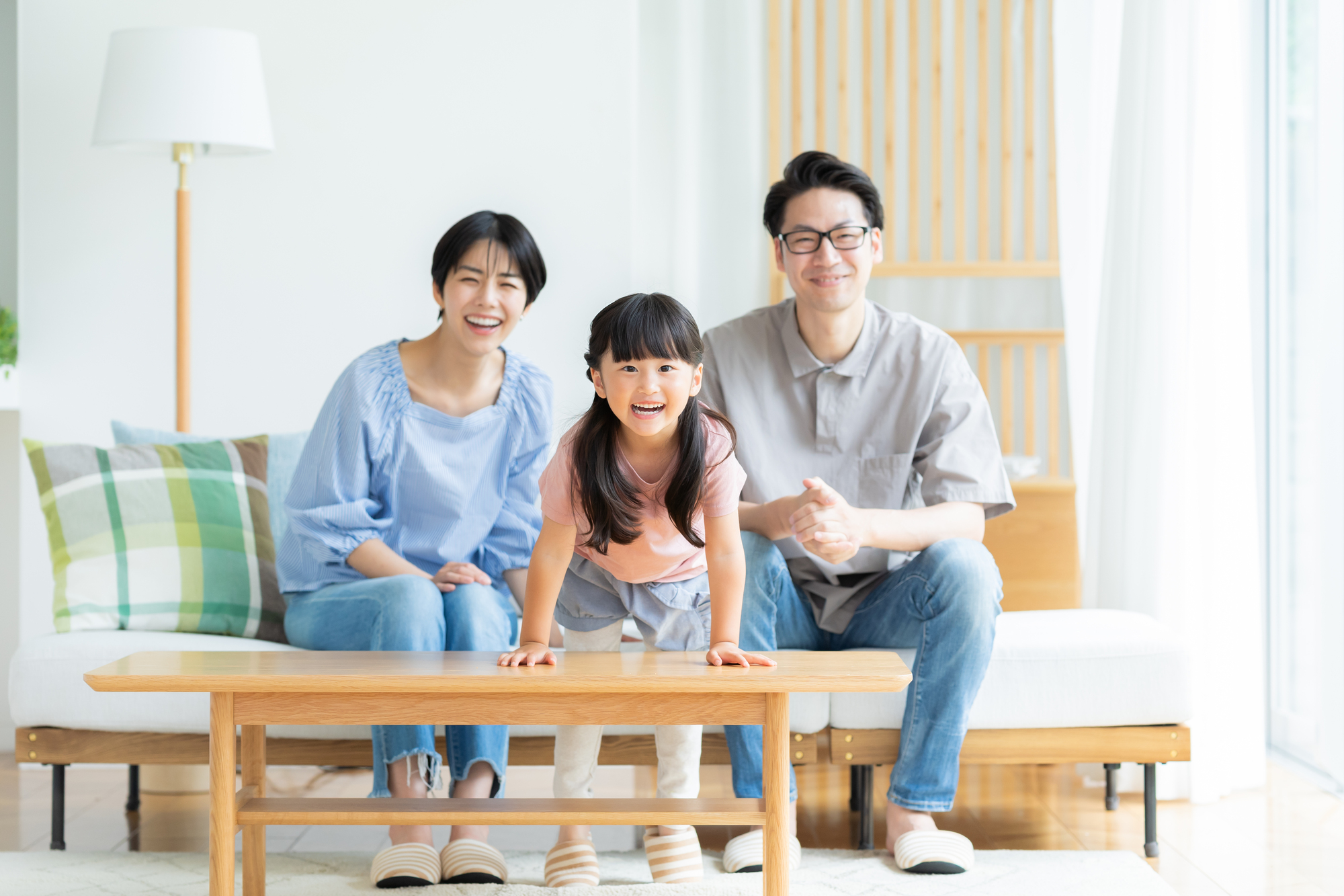 リビングでくつろいで笑顔の家族
