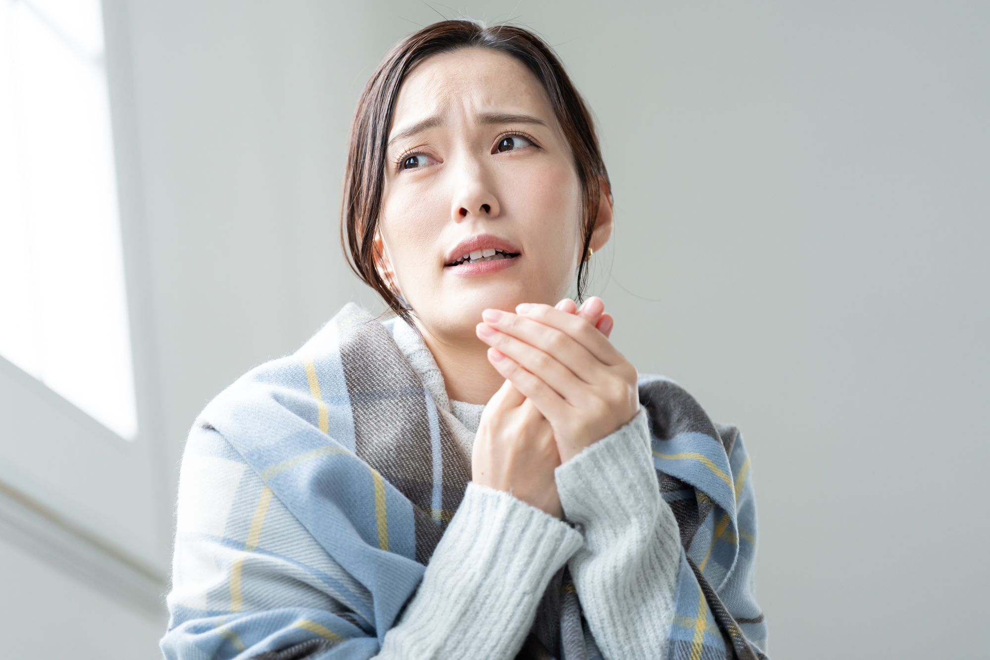 お湯が温まらず困っている女性