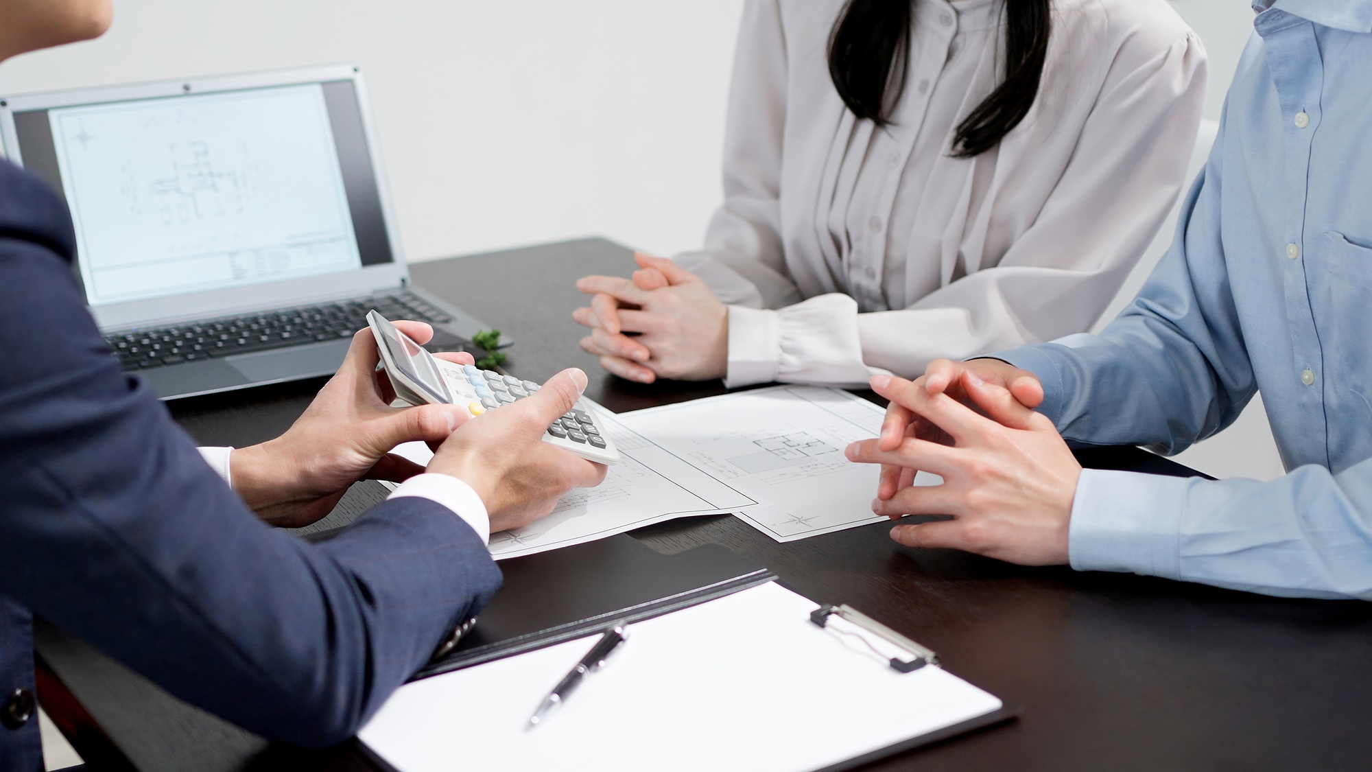 見積もりを示す営業担当者