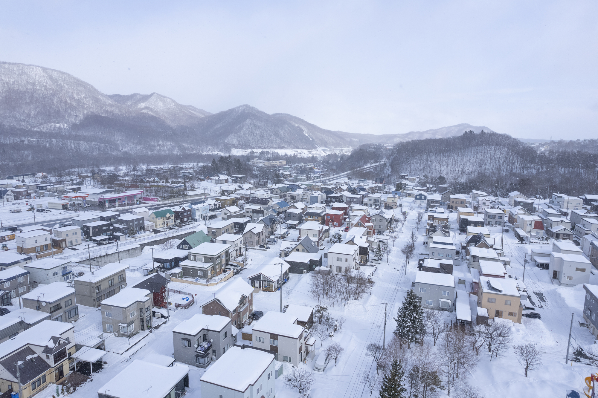 雪が降る住宅街
