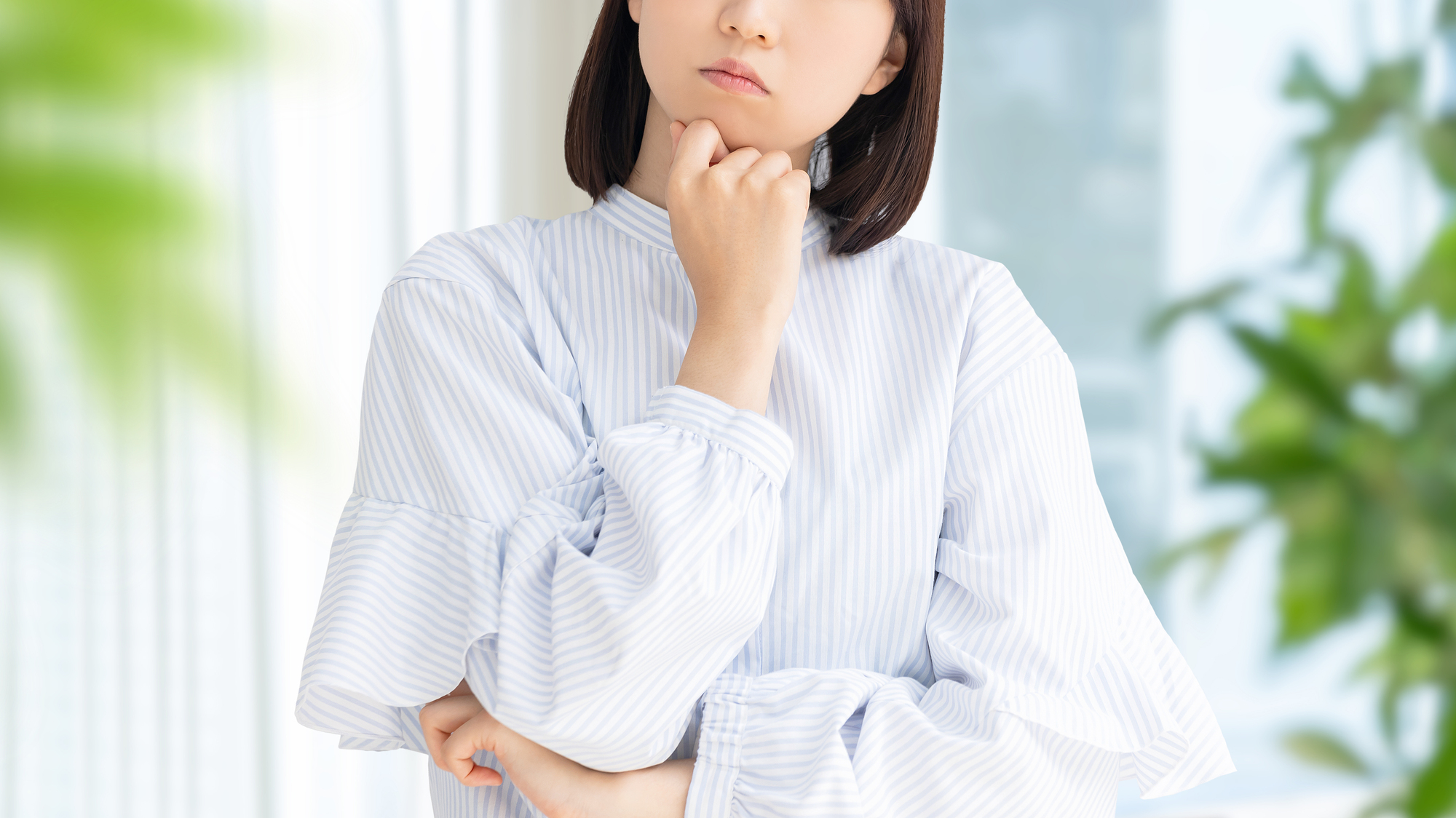 考えごとをする若い女性