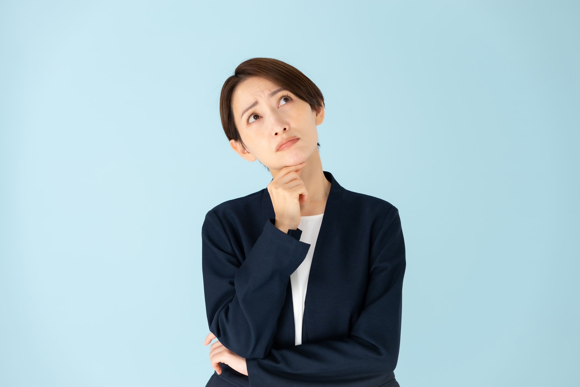 悩む女性の様子