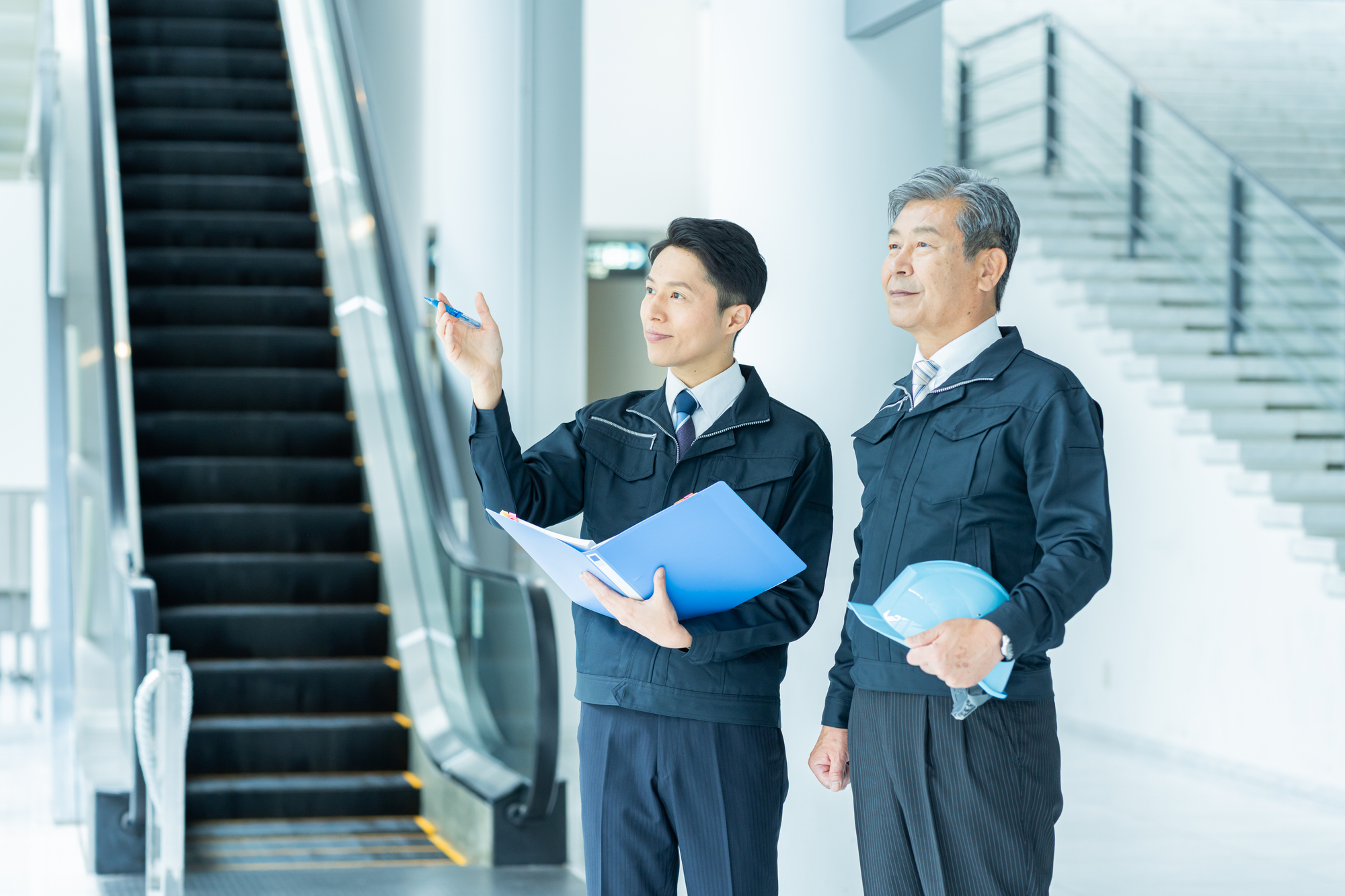 作業員が並んで打ち合わせをしている様子