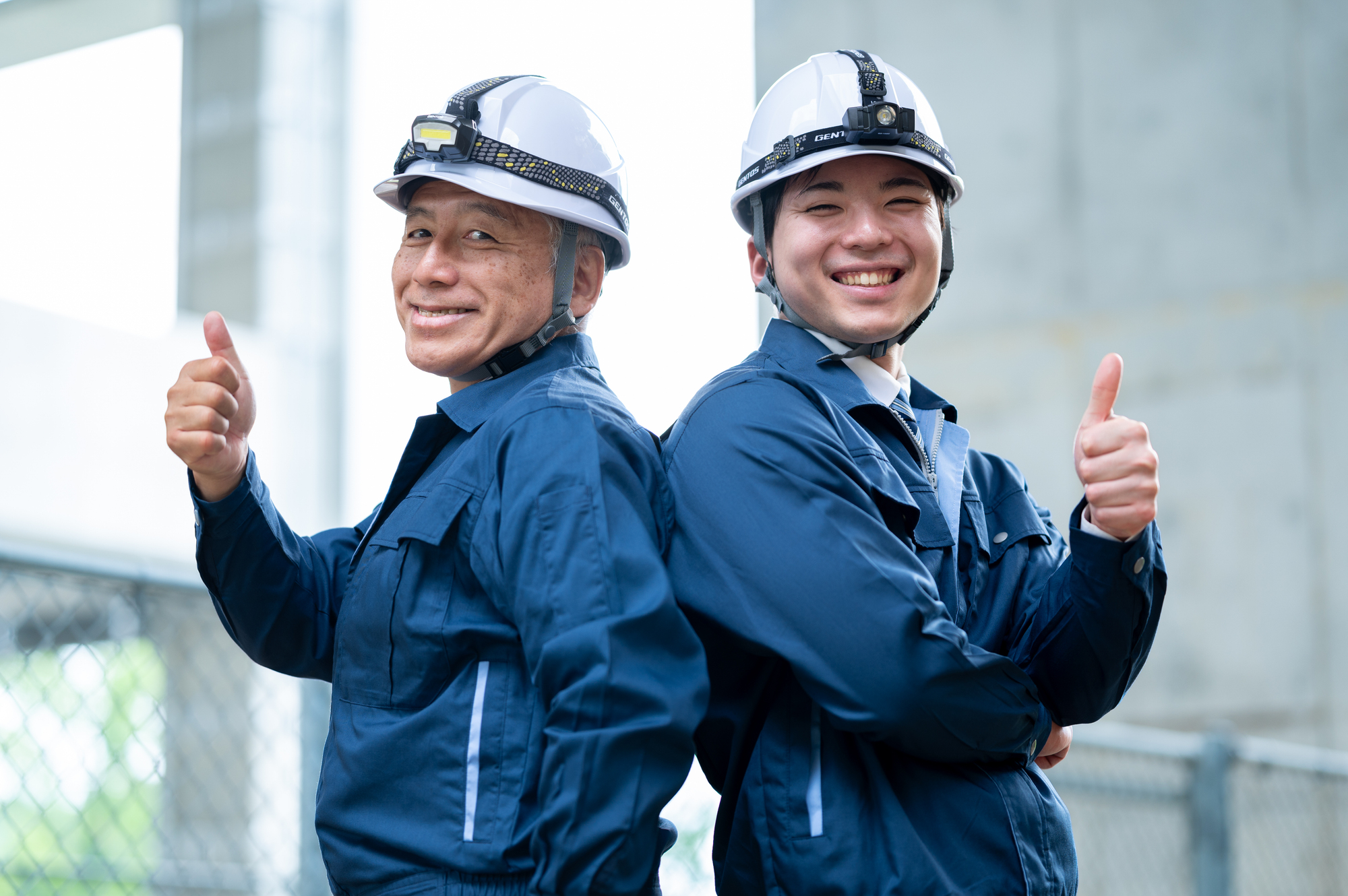 作業着姿の若手とベテラン