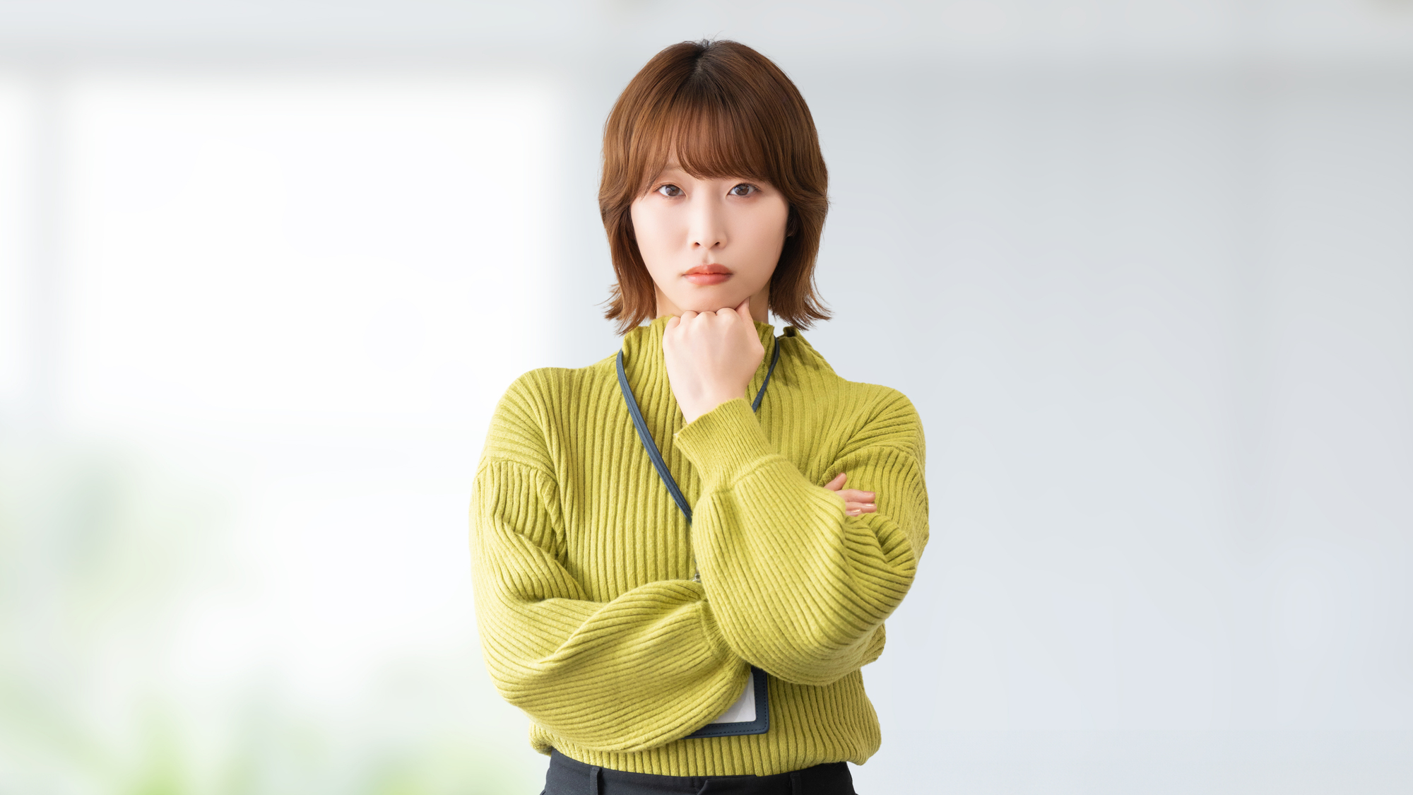 困った様子の女性