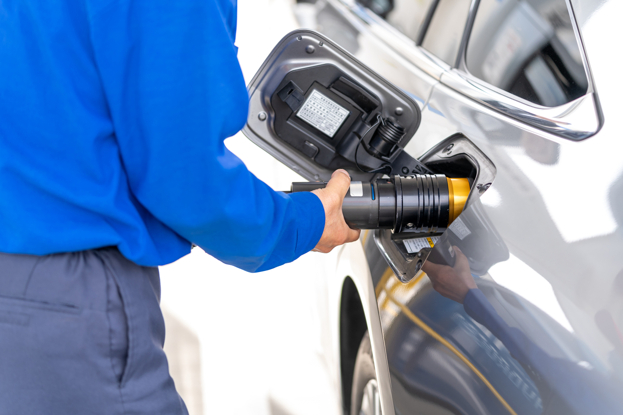 燃料電池専用と書かれた水素ステーションで水素充填している様子