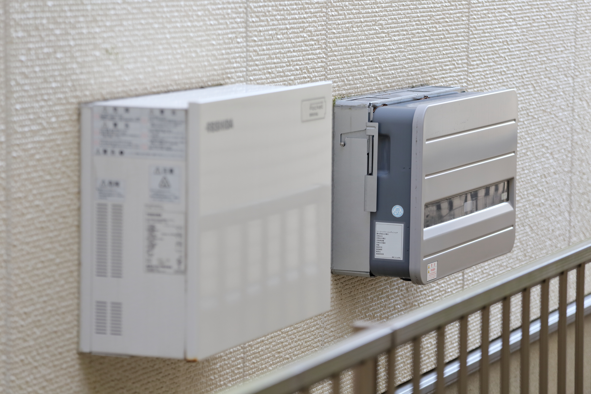 住宅の壁に設置された家庭用蓄電池設備とパワコン