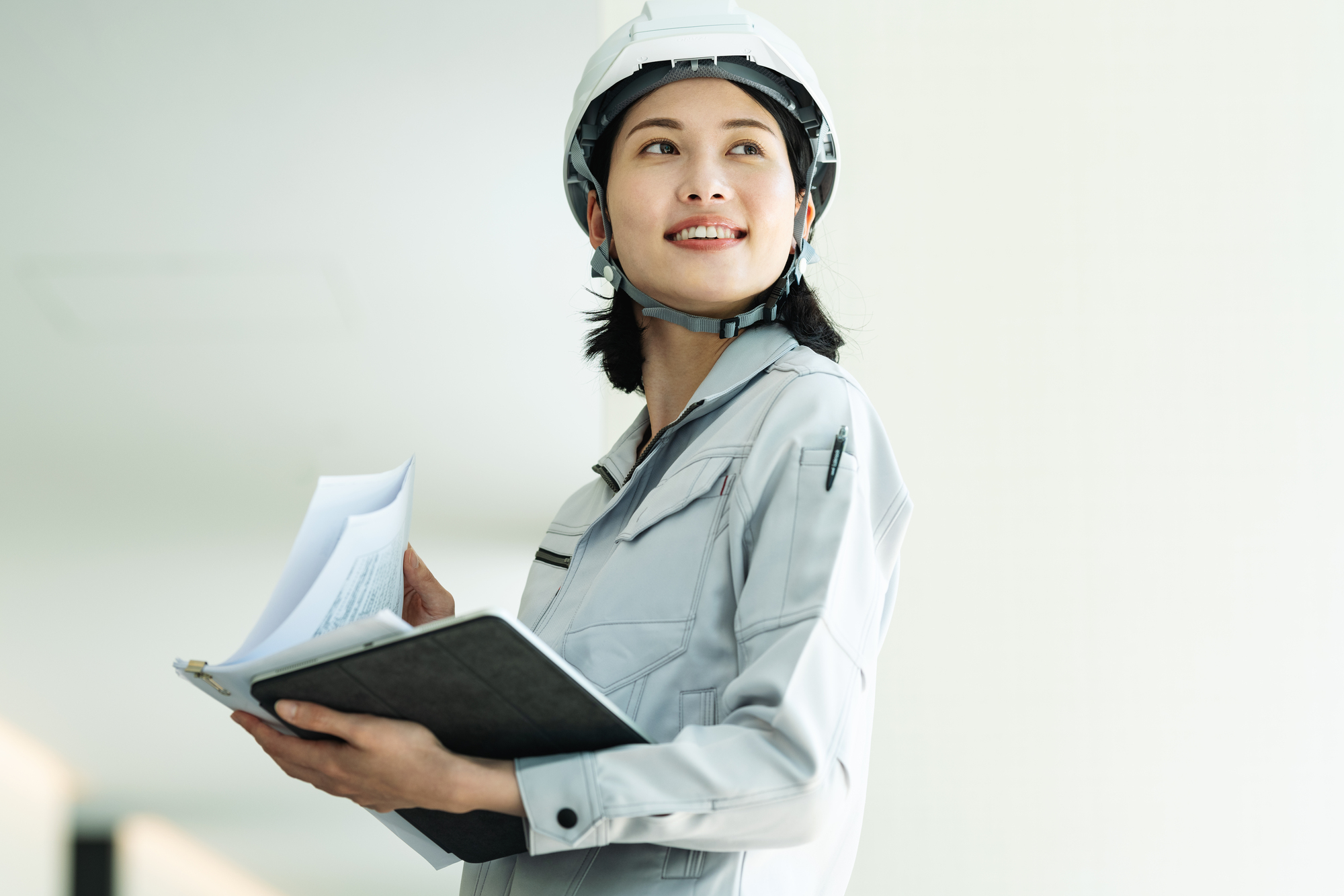 作業着を着て笑顔の女性