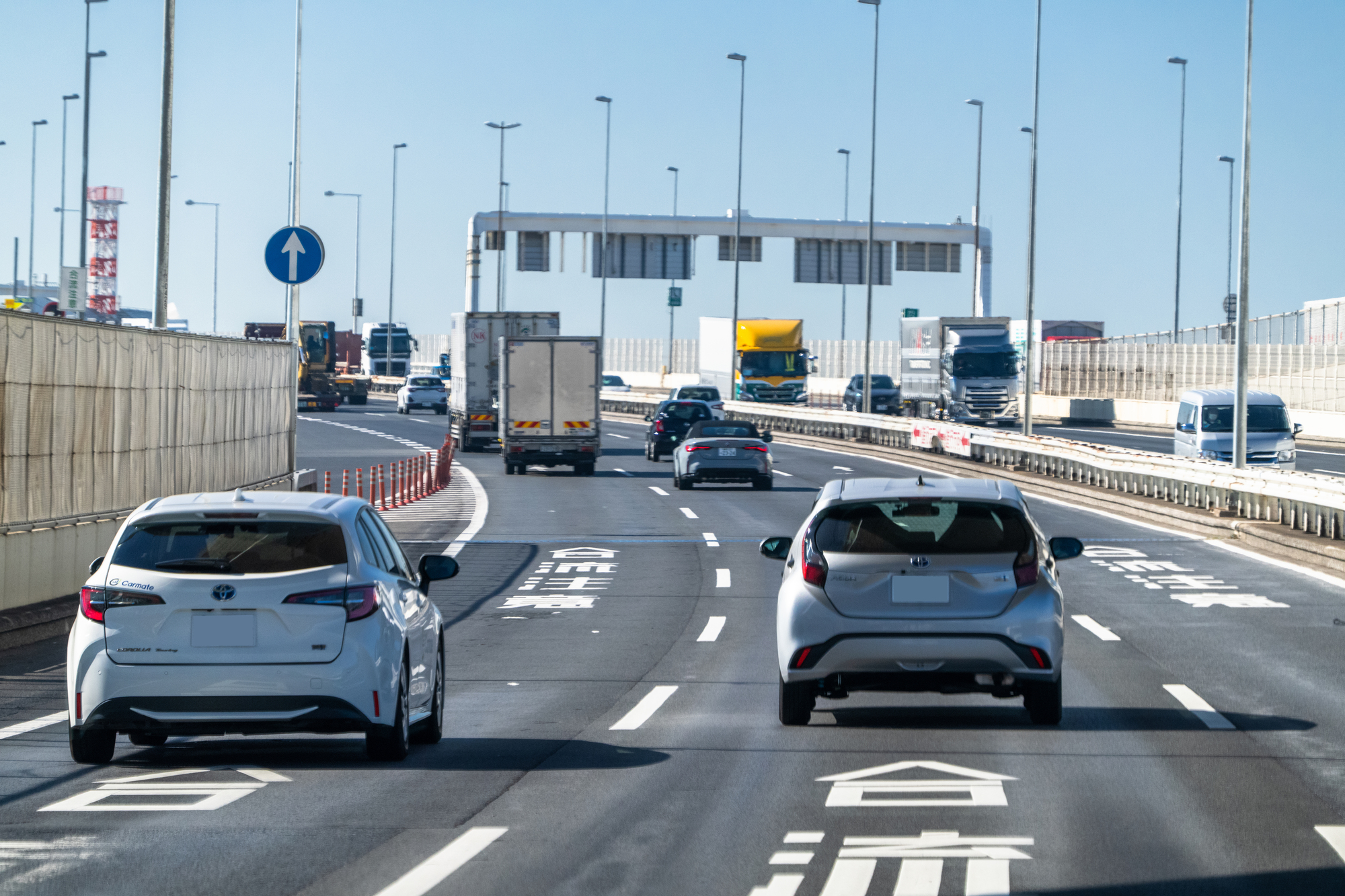 高速道路で車が走行している様子