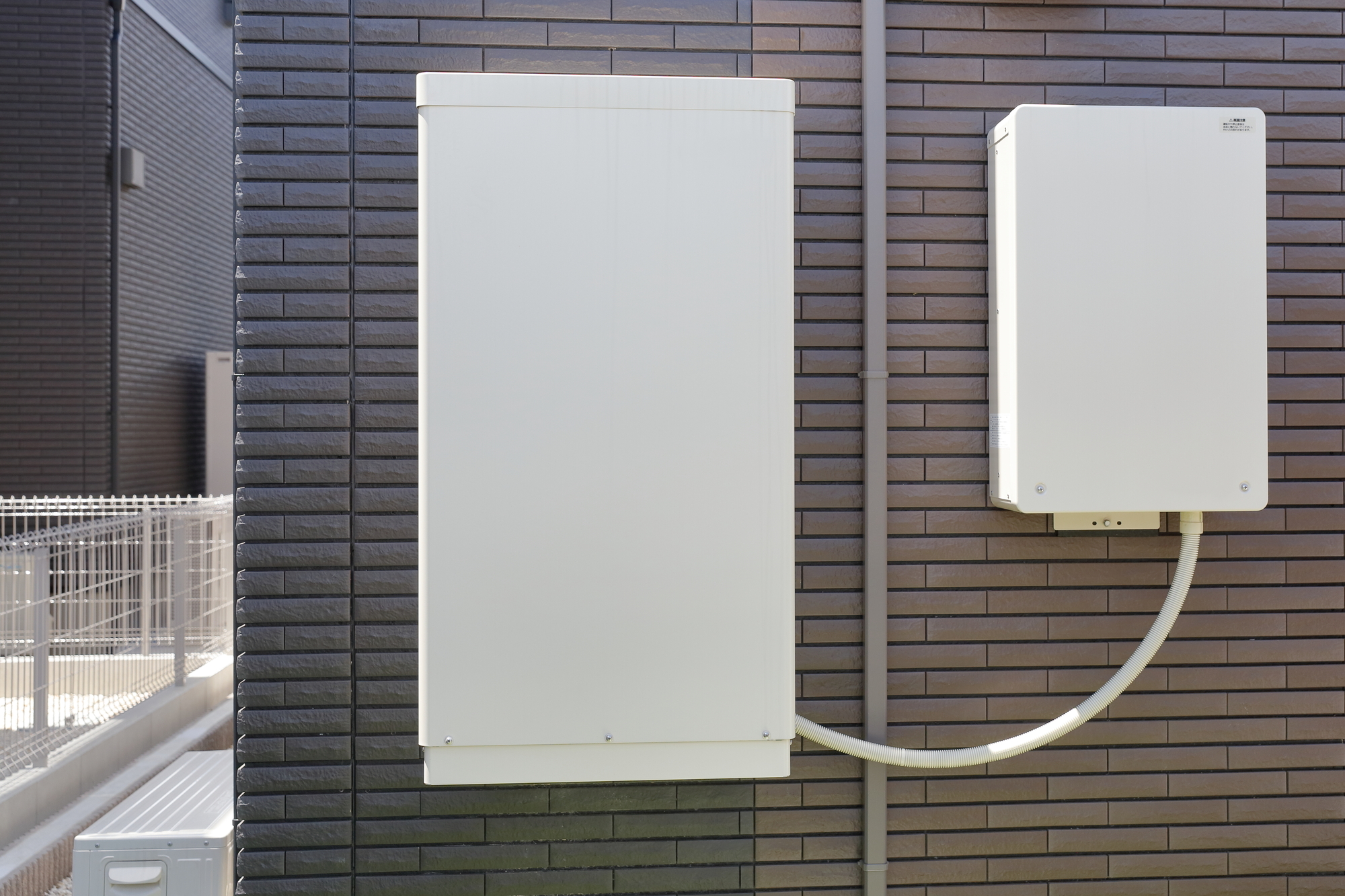 壁に設置された蓄電池設備とパワコン