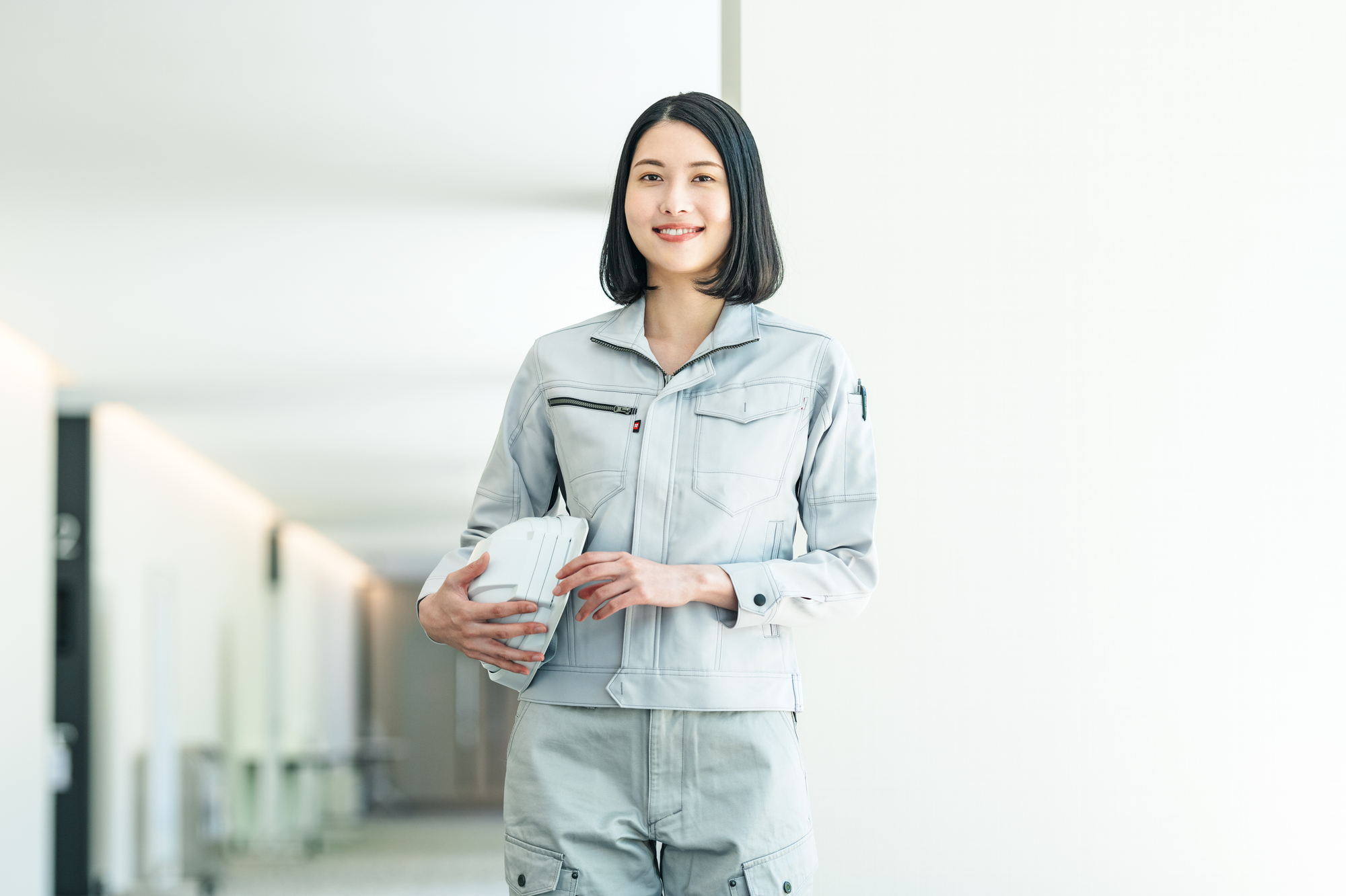 作業服を着た施工管理の若い女性
