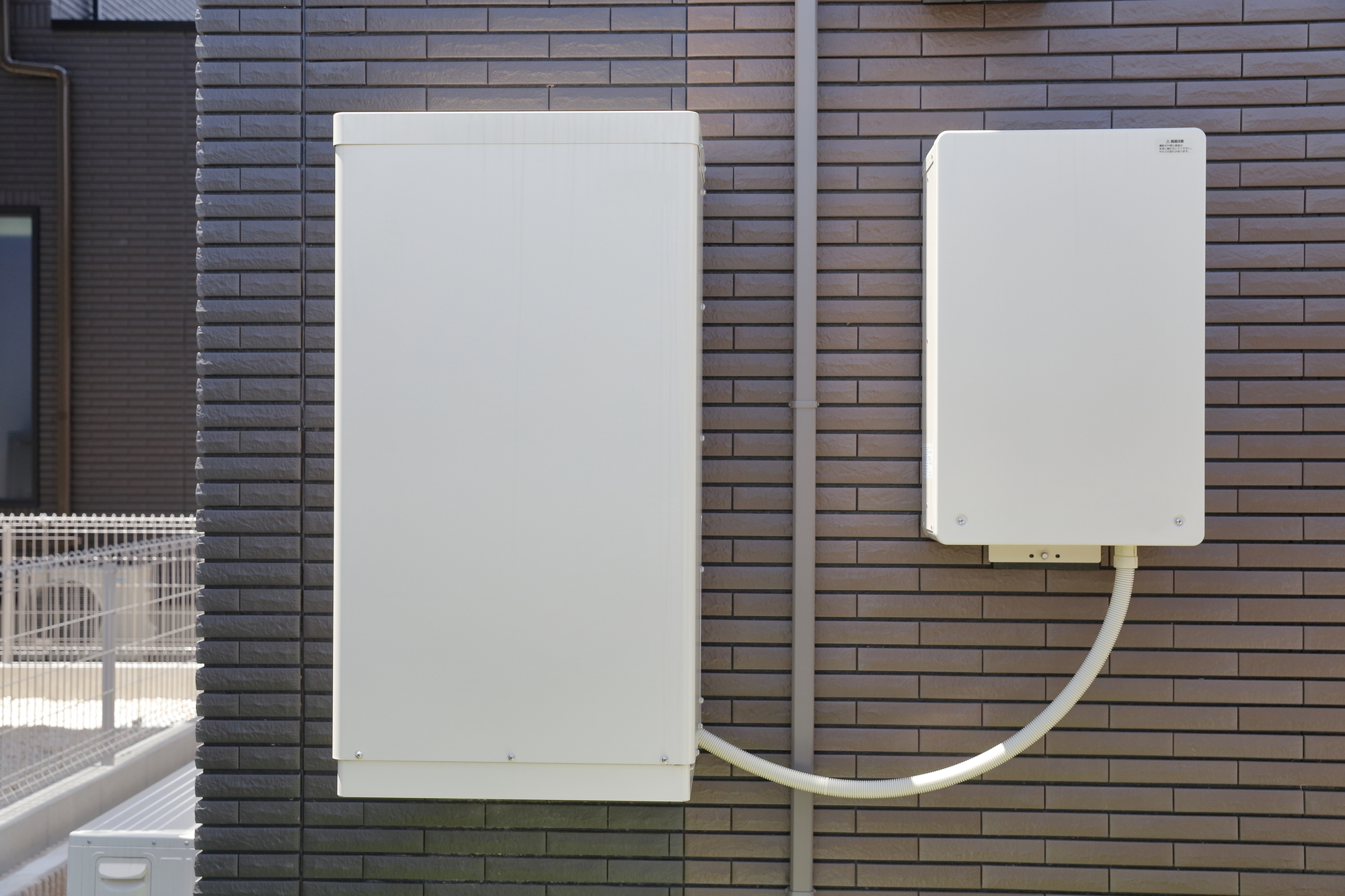 壁に設置した蓄電池設備とパワーコンディショナ