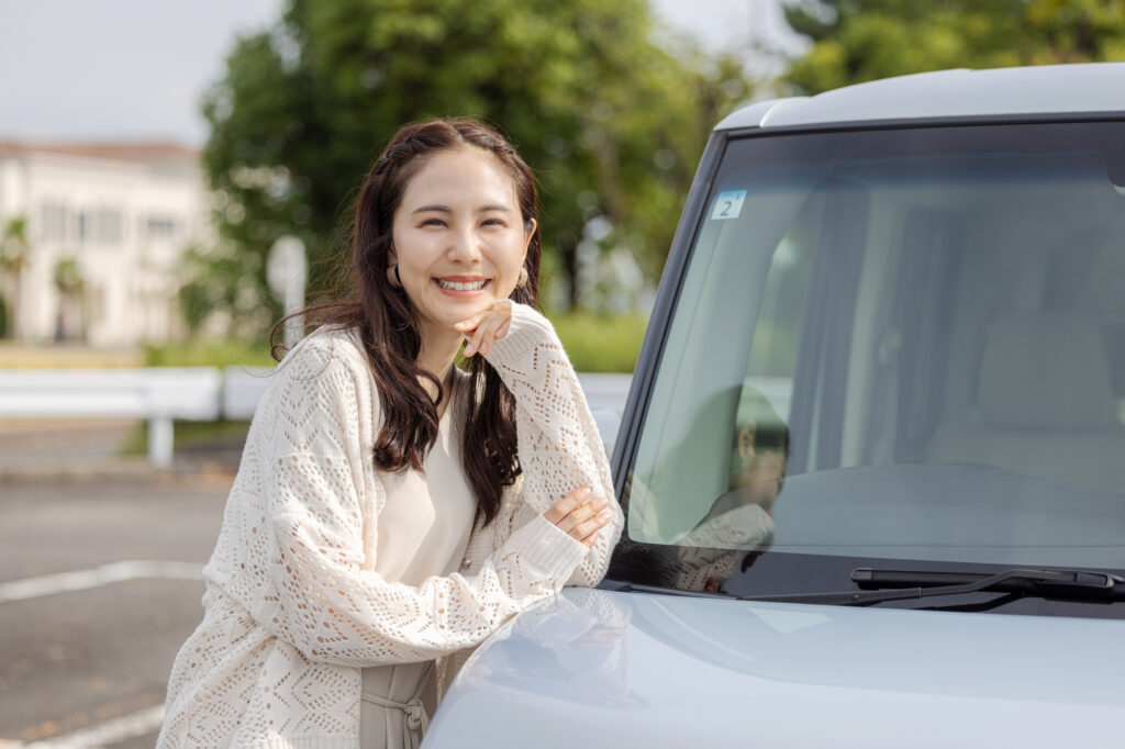 軽自動車と若い女性