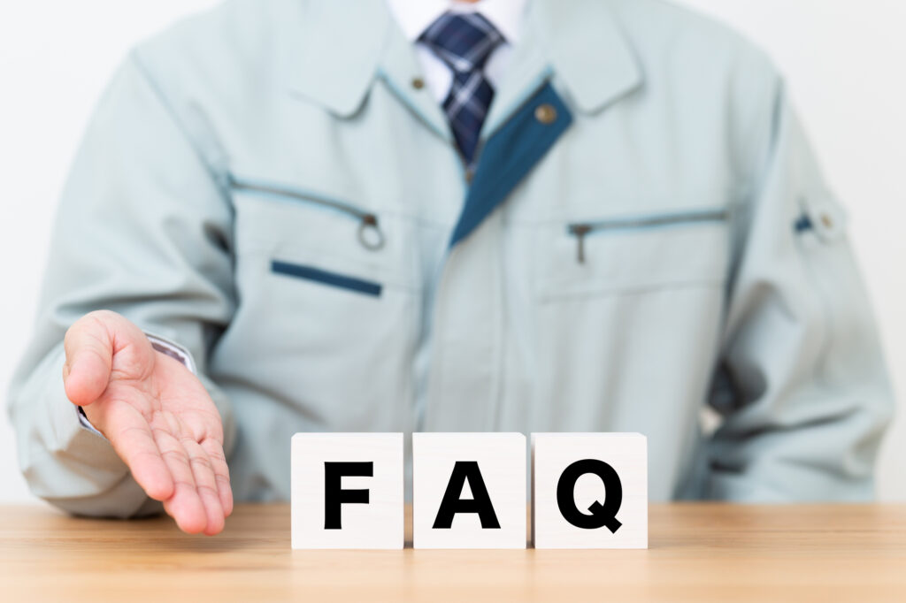 FAQのブロックと作業着を着た男性