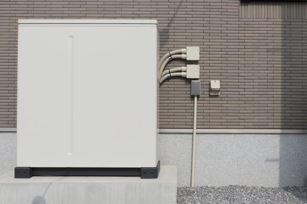 住宅の外壁に設置された家庭用蓄電システム
