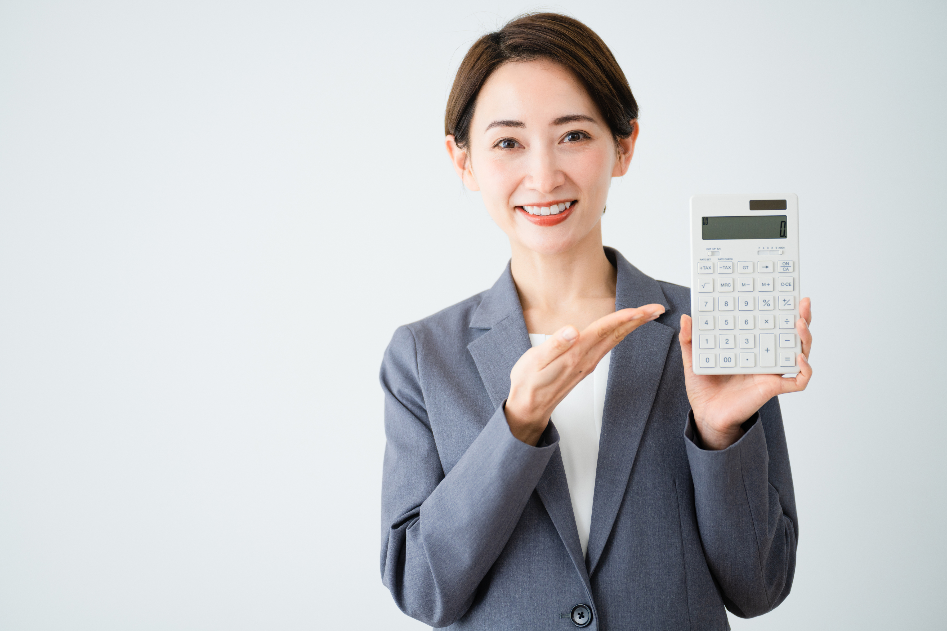 電卓を持って案内をする若い女性