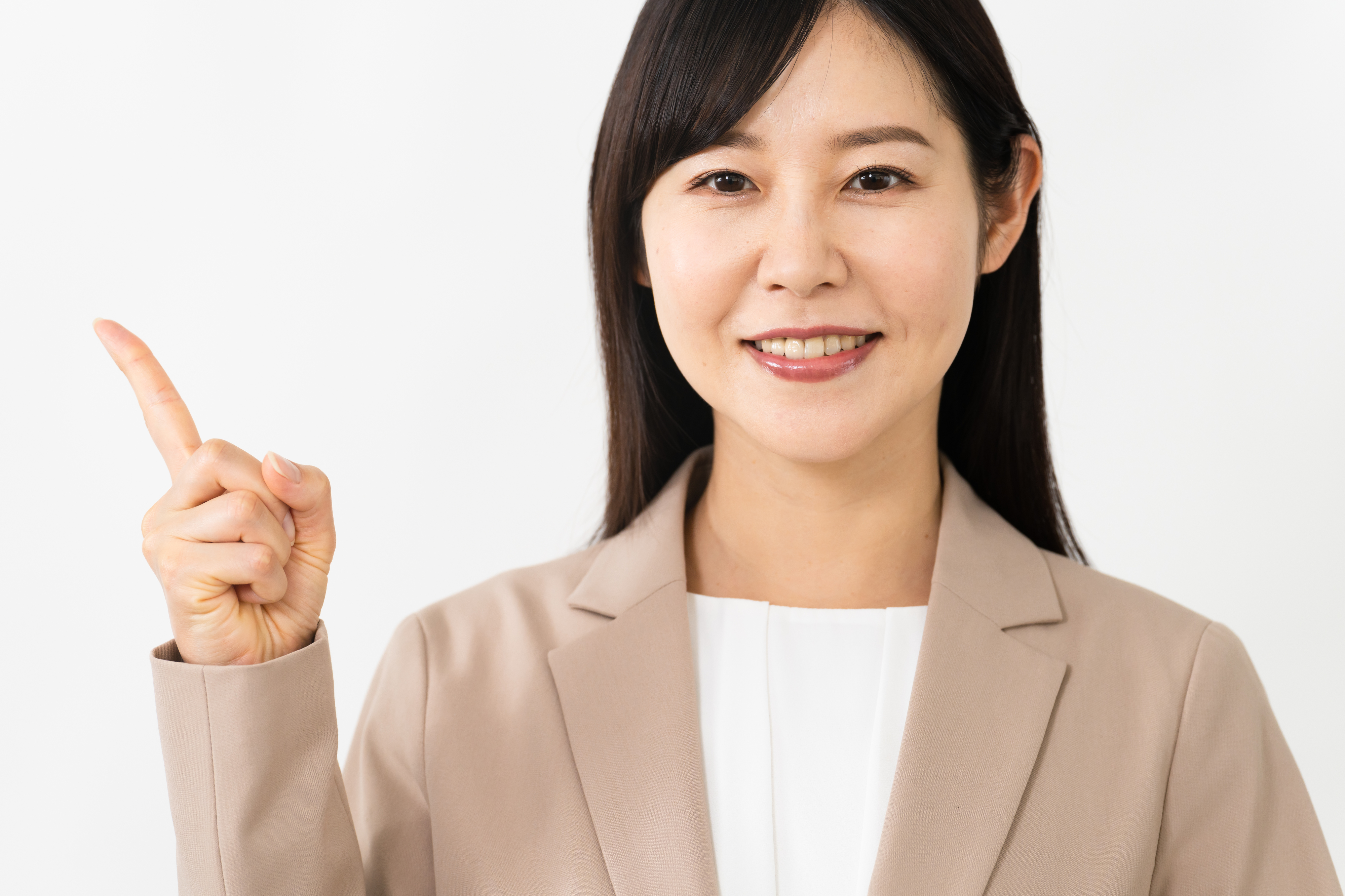 指をさす若い女性