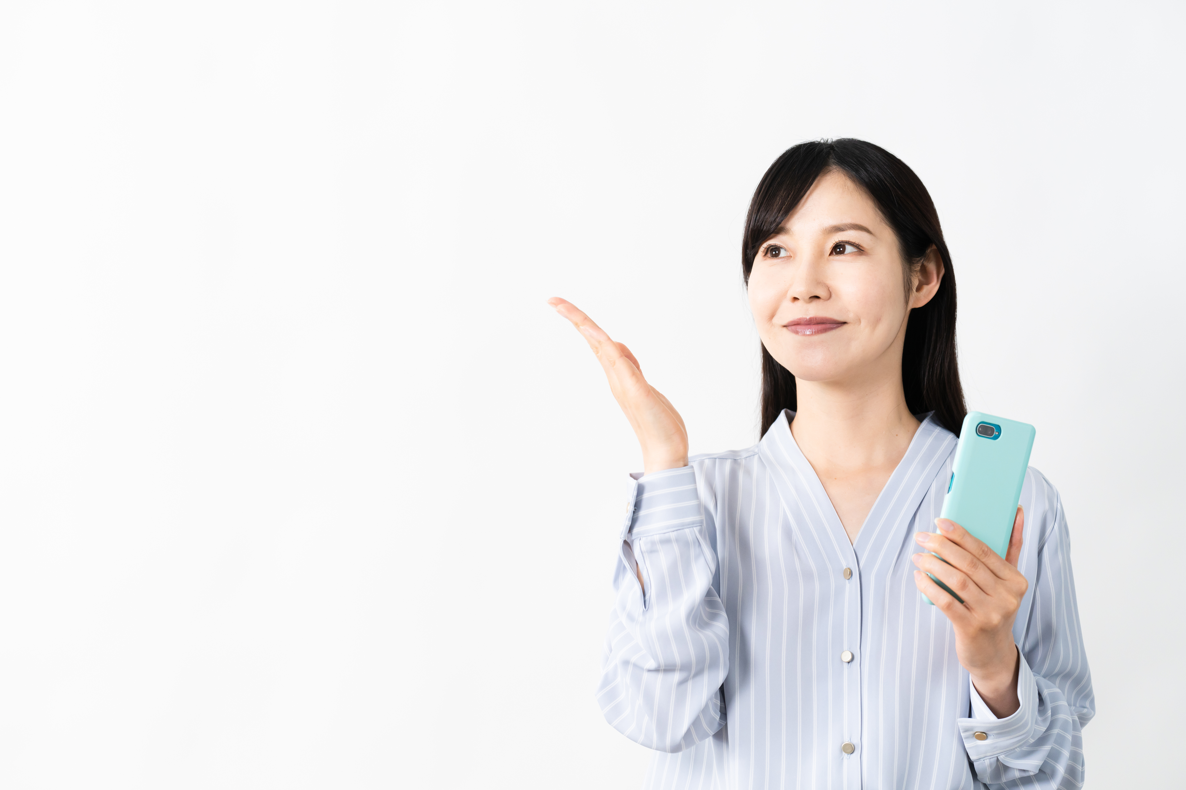 スマートフォンを持ちながら案内をする女性