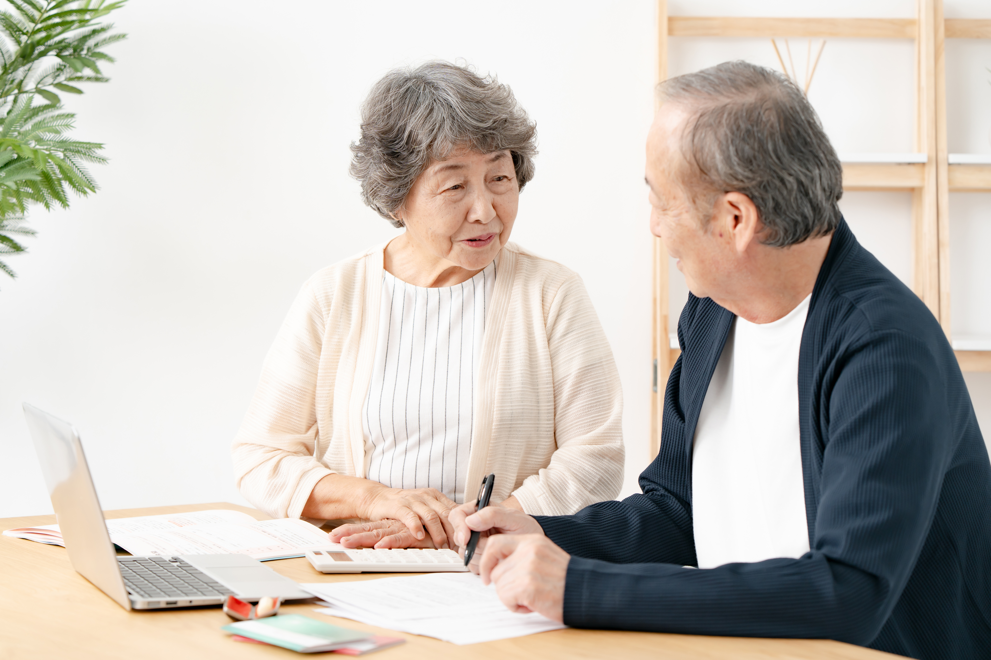 計算をするシニア夫婦